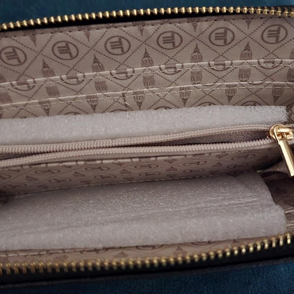London Fog Black Pebble-Grain Zip Wallet with Gold Logo - Picture 6 of 12